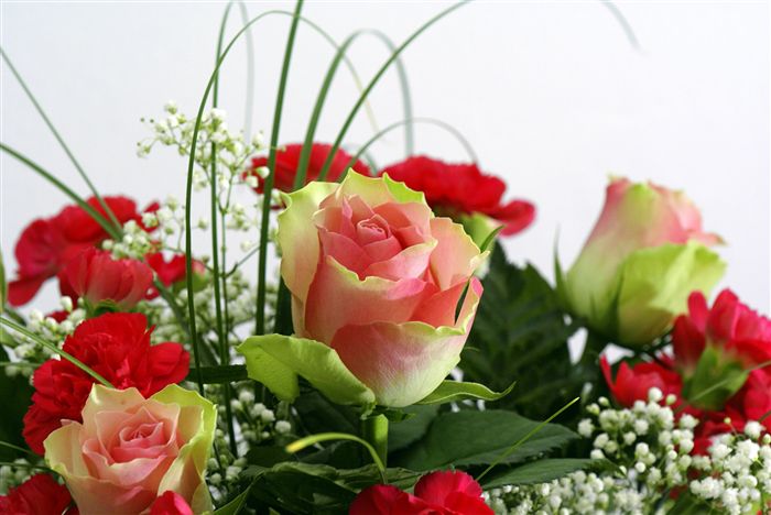 Roses bouqet with red dianthus 