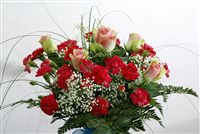Roses bouqet with red dianthus 